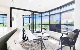Timeless Black N White Charm 2Br W Kids Room